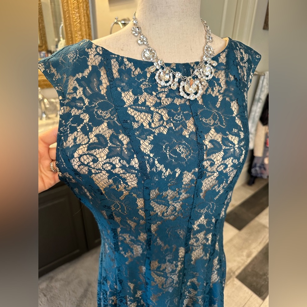 Like new Julian Taylor gorgeous Teal Color Fall with Ivory Undertone Lace - Picture 8 of 14
